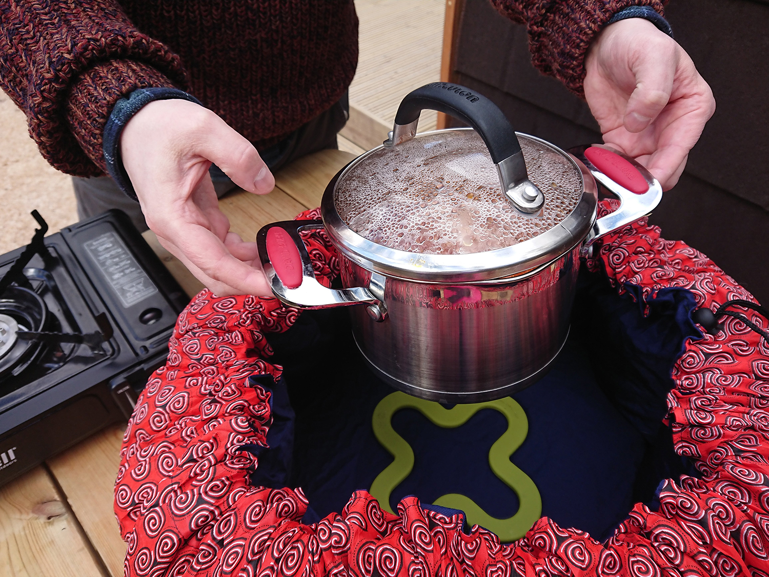 https://www.campingwithstyle.co.uk/wp-content/uploads/2018/04/wonderbag-camp-slowcooker-review01.jpg