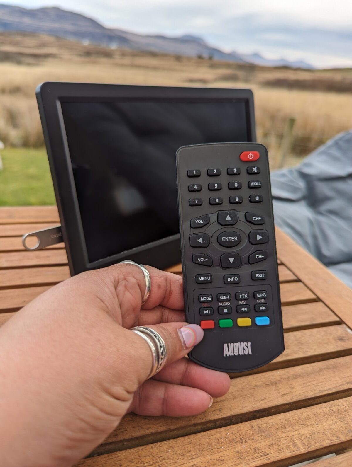 DA900 Portable, Rechargeable 9" TV With Freeview